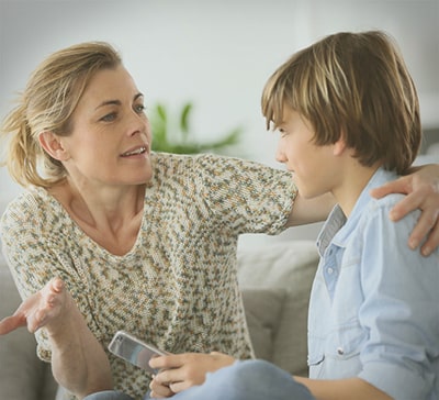 Мама разговаривает с сыном