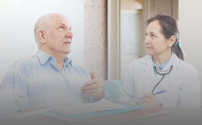 доктор сидит за столом с пациентом пациент общается с доктором
